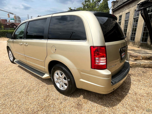 Used 2010 Chrysler Town & Country Touring image 6
