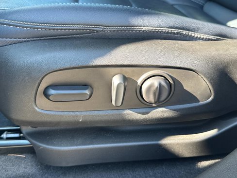 Used 2022 Chevrolet Bolt EUV LT w/ Convenience Package image 15