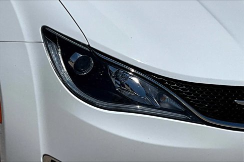 Used 2020 Chrysler Pacifica Touring-L image 31