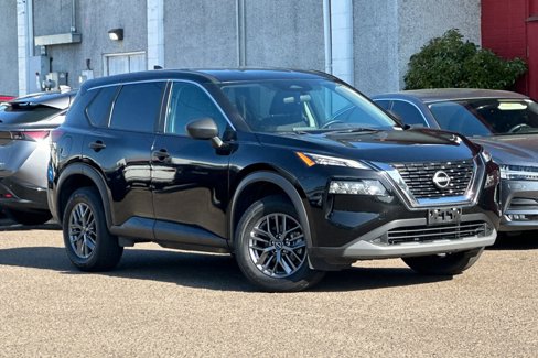 Used 2023 Nissan Rogue S image 2