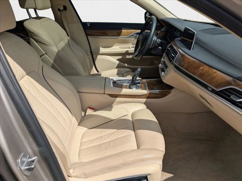 Used 2017 BMW 750i xDrive image 21