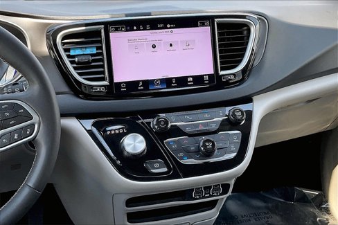 Used 2023 Chrysler Pacifica Touring-L image 9