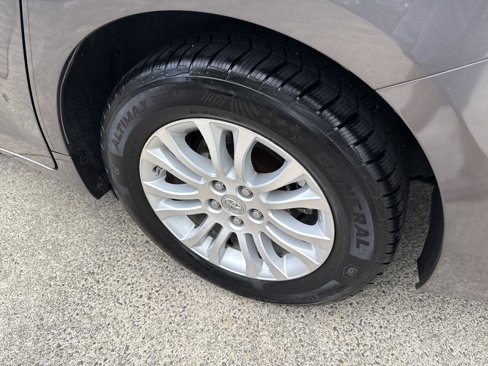 Used 2014 Toyota Sienna XLE image 19