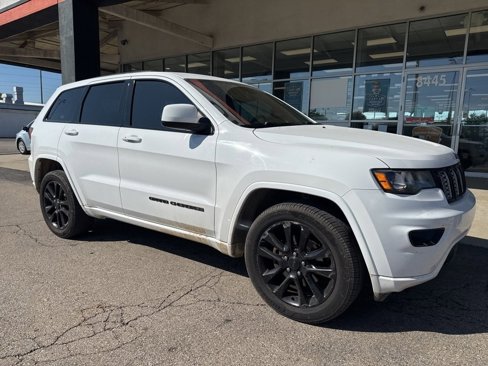 Used 2017 Jeep Grand Cherokee Altitude image 2