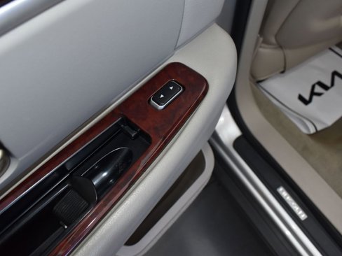 Used 2005 Lincoln Town Car Signature image 11
