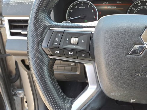 Used 2022 Mitsubishi Outlander SE image 26