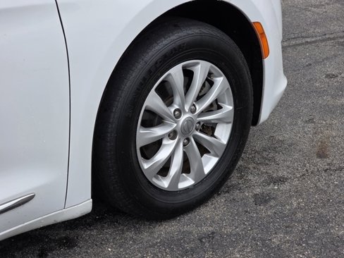 Used 2018 Chrysler Pacifica Touring-L image 15