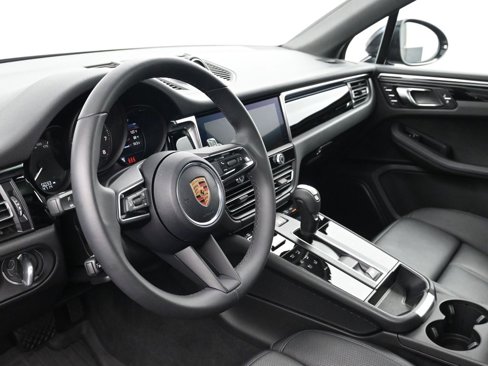 Used 2025 Porsche Macan image 4