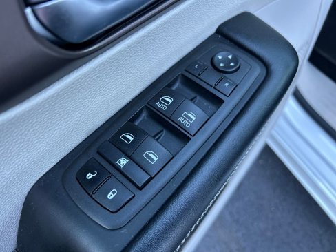 Used 2022 Chrysler Voyager LX image 13