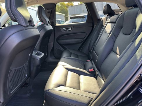 Used 2021 Volvo XC60 T5 Momentum w/ Premium Package image 15