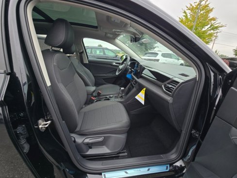New 2025 Volkswagen Taos SE image 11