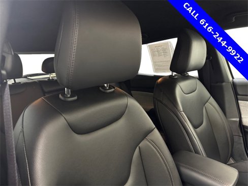 Used 2024 Jeep Compass Latitude image 12