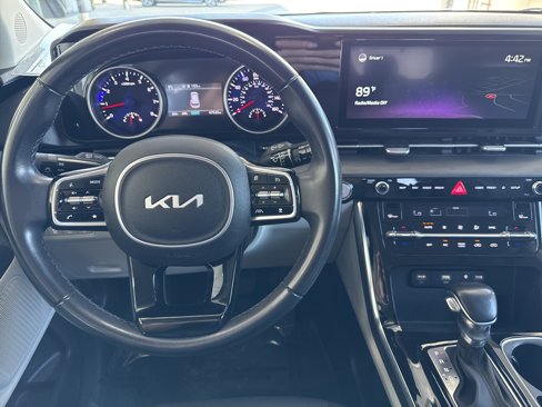 Used 2022 Kia Carnival EX image 33