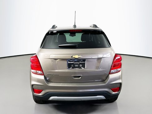 Used 2020 Chevrolet Trax LT w/ LT Convenience Package image 6