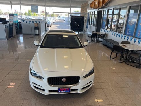 Used 2017 Jaguar XE Premium image 19