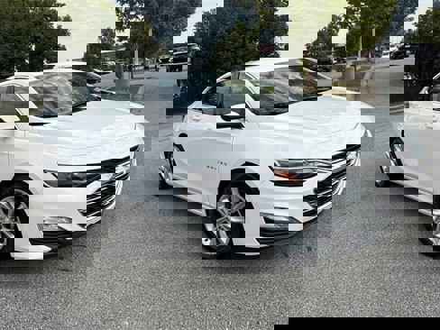 Used 2022 Chevrolet Malibu LT image 2
