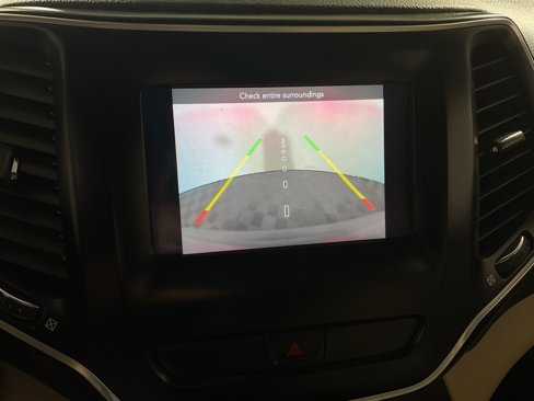 Used 2019 Jeep Cherokee Latitude w/ Cold Weather Group image 2