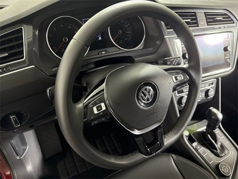 Used 2020 Volkswagen Tiguan SE w/ Panoramic Sunroof Package image 18