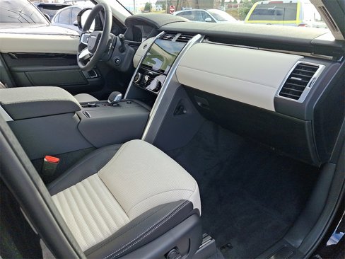 Certified 2025 Land Rover Discovery S image 4