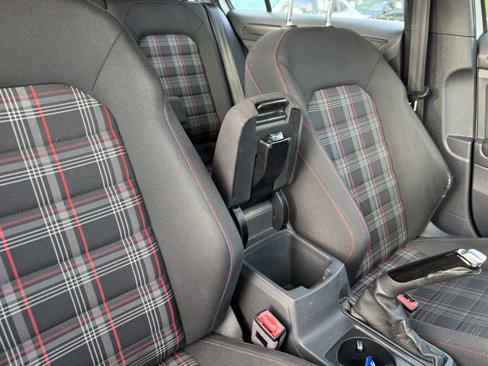 Used 2018 Volkswagen GTI SE image 38
