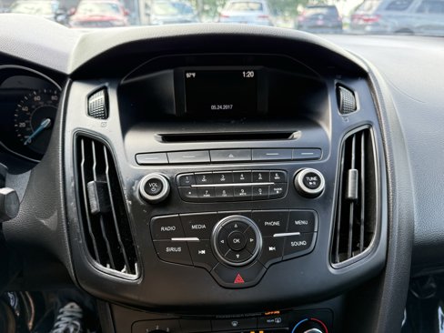 Used 2017 Ford Focus SE w/ Cold Weather Package image 18