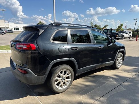 Used 2016 Jeep Cherokee Sport image 5