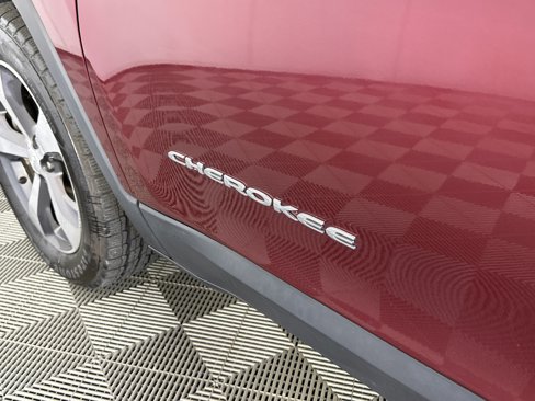 Used 2019 Jeep Cherokee Limited image 18