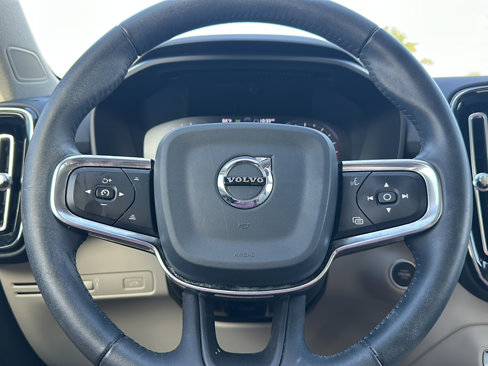 Used 2020 Volvo XC40 T5 Momentum w/ Protection Package Premier image 27