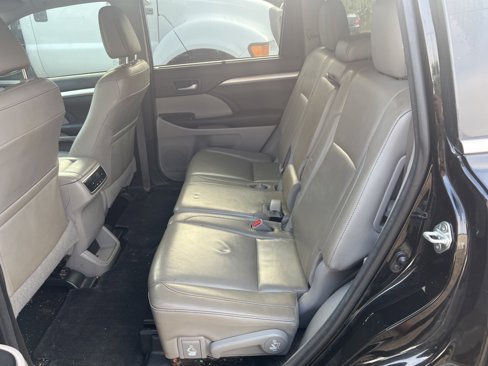 Used 2017 Toyota Highlander XLE image 6