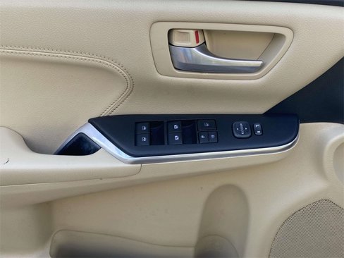 Used 2015 Toyota Camry image 14