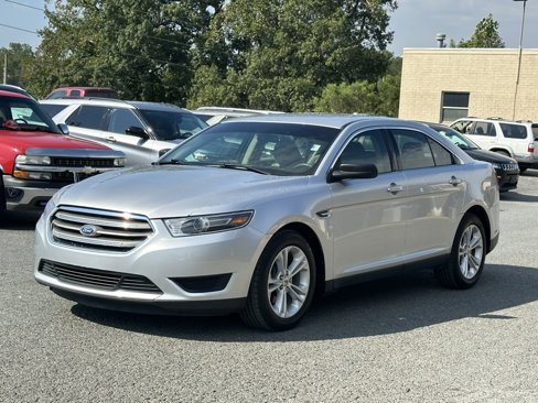Used 2019 Ford Taurus SE image 2