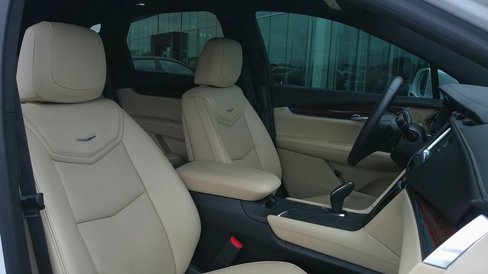 Used 2018 Cadillac XT5 Luxury w/ Driver Awareness Package image 9