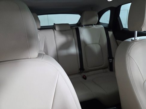 Used 2018 Jaguar F-PACE Premium image 19