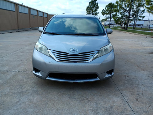 Used 2017 Toyota Sienna LE image 9