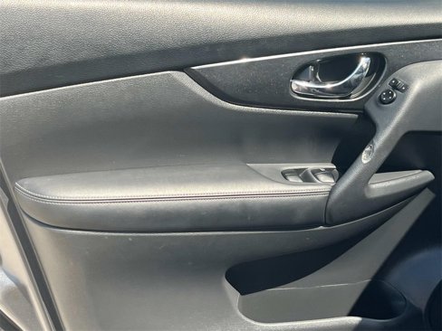 Used 2019 Nissan Rogue SV image 12