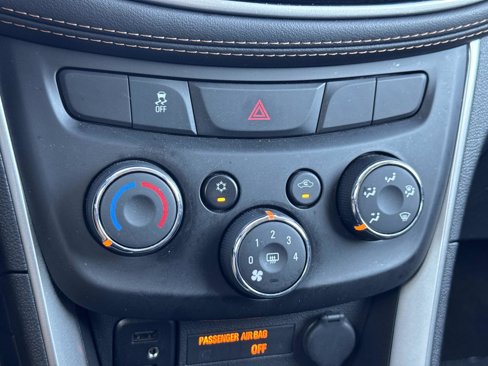 Used 2022 Chevrolet Trax LT w/ LT Convenience Package image 28