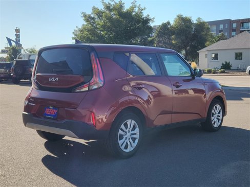Used 2023 Kia Soul LX image 3