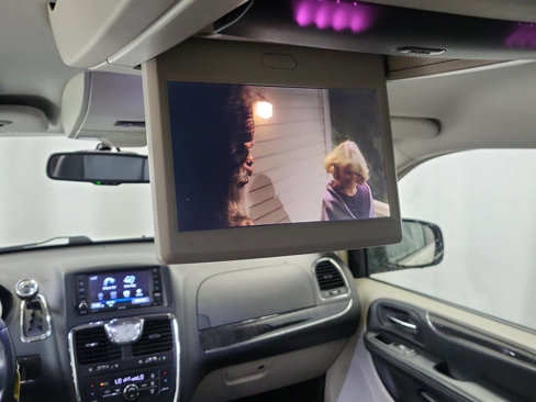 Used 2016 Chrysler Town & Country Touring image 7