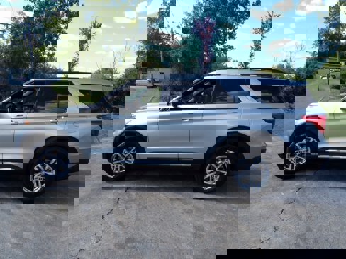 Used 2020 Ford Explorer XLT w/ Equipment Group 202A image 18