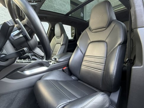Used 2021 Porsche Cayenne Turbo S image 10