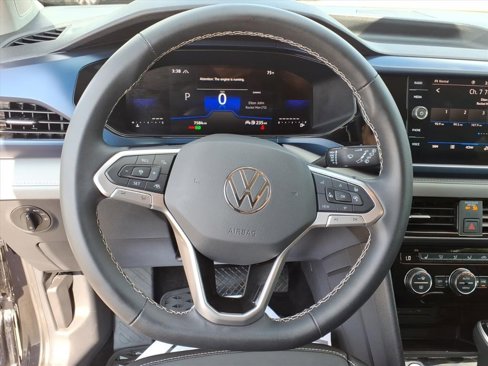 Certified 2024 Volkswagen Taos SE image 17