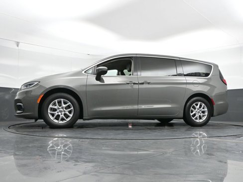 Used 2023 Chrysler Pacifica Touring-L image 51