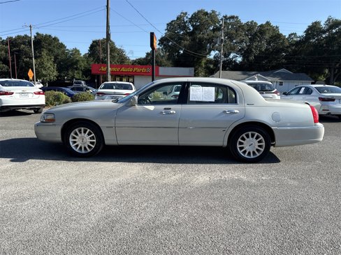 Used 2006 Lincoln Town Car Signature image 3
