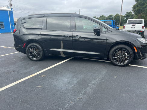 Certified 2020 Chrysler Pacifica Touring-L w/ Advanced Safetytec Group image 2