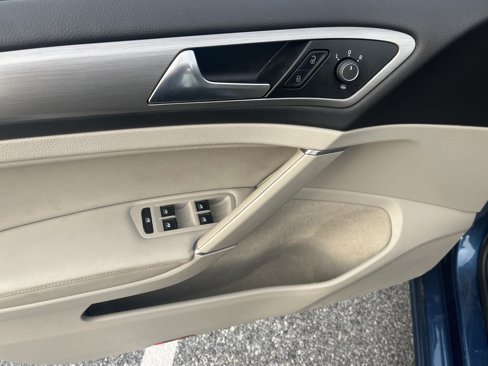Used 2017 Volkswagen Golf Wolfsburg Edition image 31