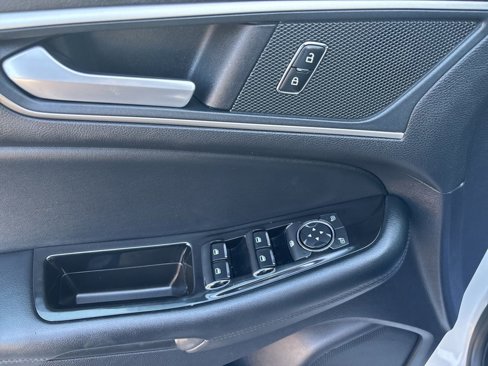 Used 2020 Ford Edge SEL image 12