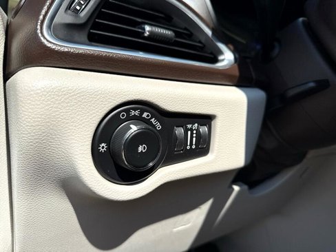 Used 2019 Chrysler Pacifica Touring-L Plus image 12