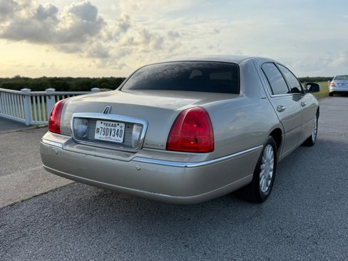 Used 2005 Lincoln Town Car Signature image 5