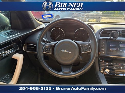 Used 2018 Jaguar F-PACE Premium image 12