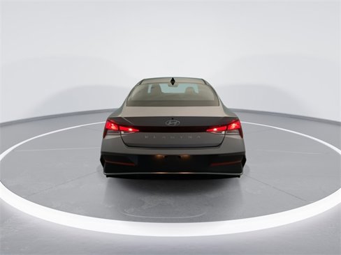 Used 2025 Hyundai Elantra SE image 3